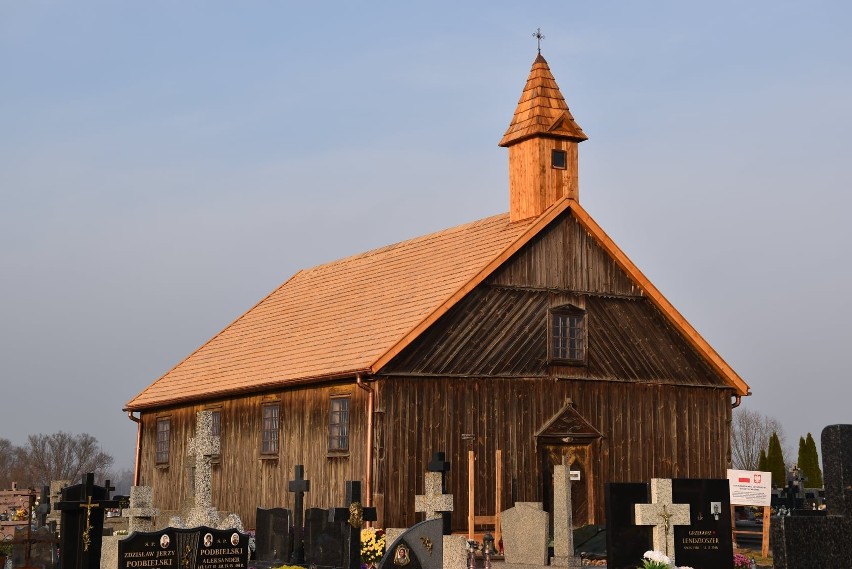 Stary Lubotyń. Zabytkowa kaplica cmentarna p.w. Św. Rocha została częściowo odrestaurowana 