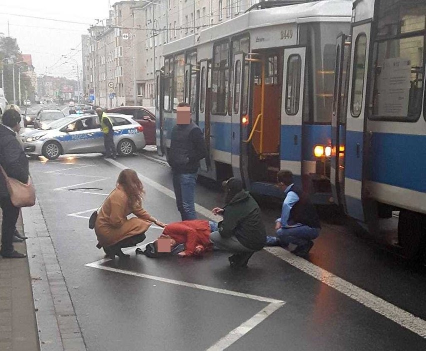 Pasażer wypadł z tramwaju przy ul. Sienkiewicza [FOTO]