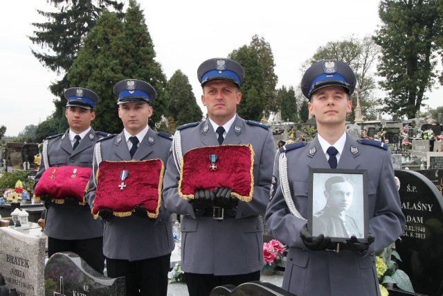 W Oświęcimiu odbyła się uroczystość upamiętniająca postać majora Piotra Szewczyka. Policjanci przed jego grobem z portretem, gdy był aspirantem Policji Państwowej i odznaczeniami