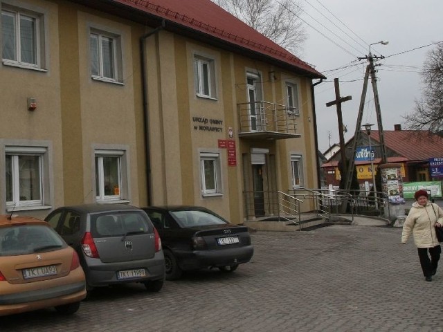 Budynek, w którym obecnie mieści się jeszcze Urząd Gminy, stoi w centrum Morawicy, przy ulicy Kieleckiej.