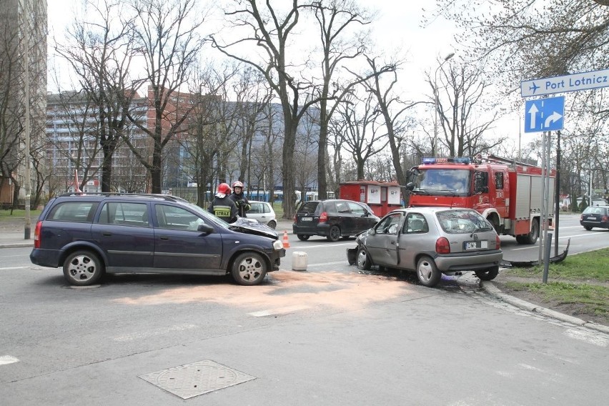 Wrocław: Poważny wypadek obok TGG. Są ranni [ZDJĘCIA]