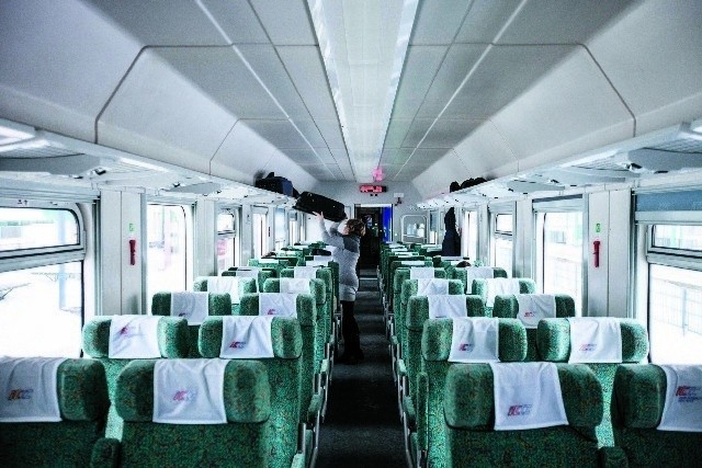Miejscówki w drugiej klasie pociągów do Warszawy są, zdaniem większości pasażerów, złym pomysłem.
