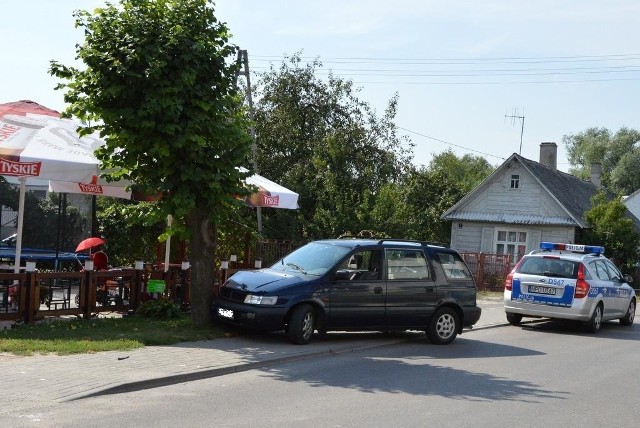 Policja zatrzymała w piątek pijanego kierowcę, który w Parczewie wjechał w drzewo i uciekł z miejsca zdarzenia.