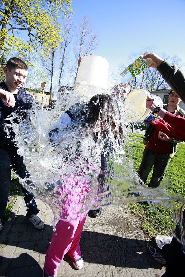 Dawniej wierzono, że oblana w śmigus-dyngus dziewczyna nie zostanie starą panną