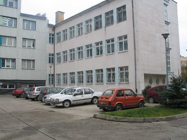 Projekt zakłada między innymi termomodernizację budynku Starostwa Powiatowego w Tarnobrzegu (niższa część po prawej).