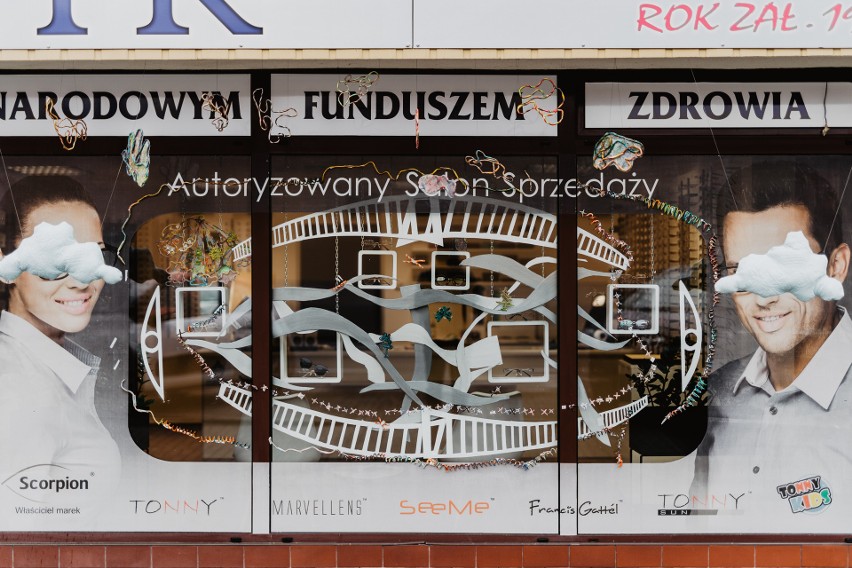 Instalacja artystyczna w oknie rodzinnego salonu optycznego przy ul. Dąbrowskiego w Rzeszowie 