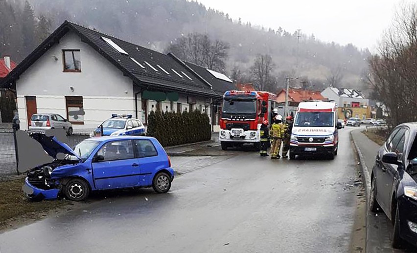 Kamionka Wielka. Dwa samochody rozbite. Jedna osoba w szpitalu