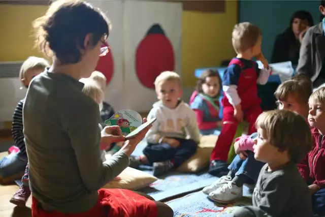 Dzieci uwielbiają wierszyki. To dla nich świetna zabawa, ale też doskonały sposób na naukę