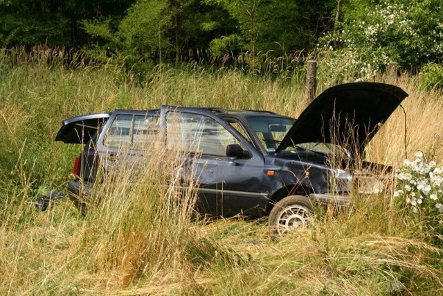 Golf dachował w rowie