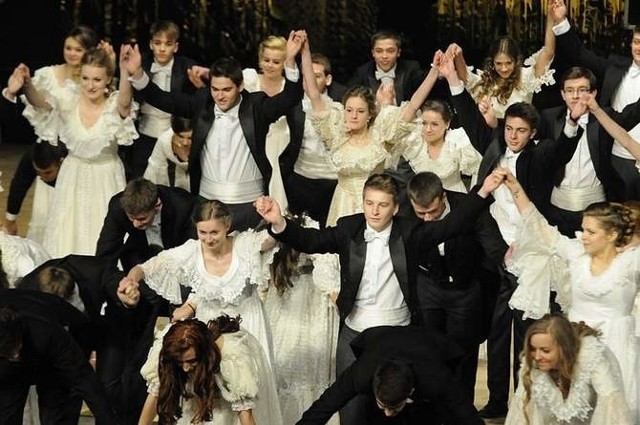 Tak poloneza tańczyli przed rokiem uczniowie I LO w Bydgoszczy. Studniówka odbyła się w Operze Nova.