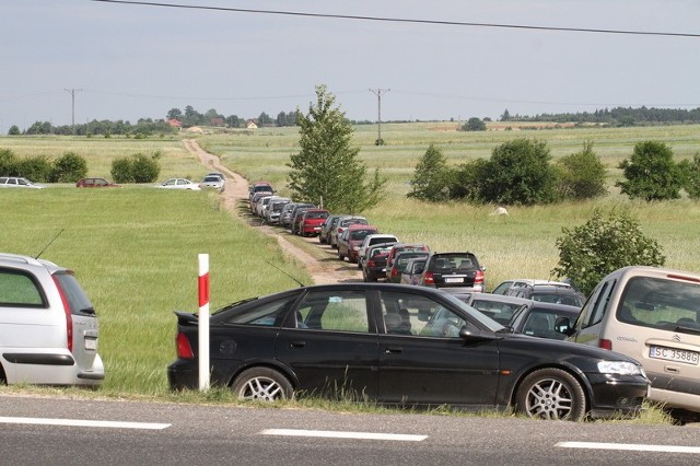 Przybyli do Tokarni parkowali, gdzie się dało &#8211; parking okazał się za mały.