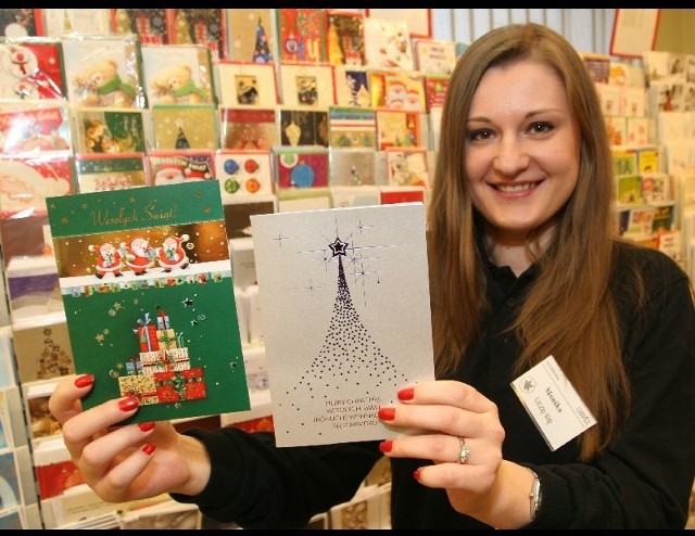 Monika Zacharska pokazuje najładniejsze kartki świąteczne z bogatej oferty kieleckiego Empiku na ulicy Warszawskiej.