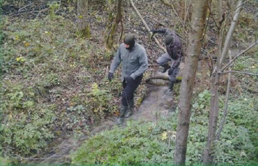 Przemycali papierosy strumykiem koło Kwaszeniny. To miał być sposób na zacieranie śladów, jak w westernie [ZDJĘCIA]