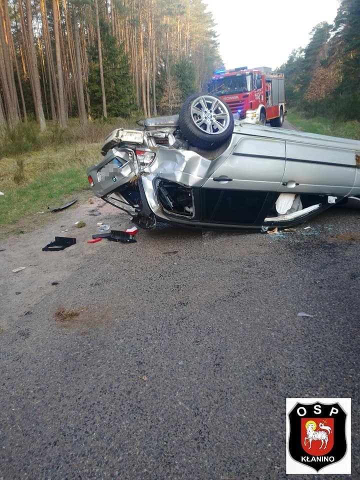 Wypadek za miejscowością Krępa koło Bobolic. Dachowanie auta [zdjęcia]