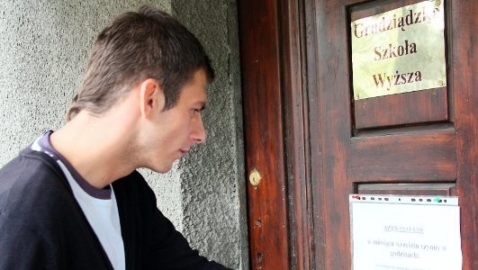 Wczoraj były student GSW Paweł Tomaszewski chciał odebrać ze szkoły dokumenty. "Pocałował&#8221; klamkę.