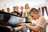 Niewidomy 13-latek podbija internet, a znany muzyk Gromee funduje mu elektroniczne pianino