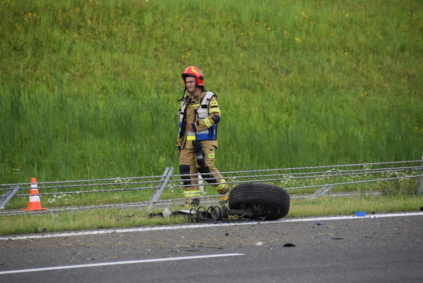 Bmw wypadło z drogi, przebiło bariery rozdzielające jezdnie...