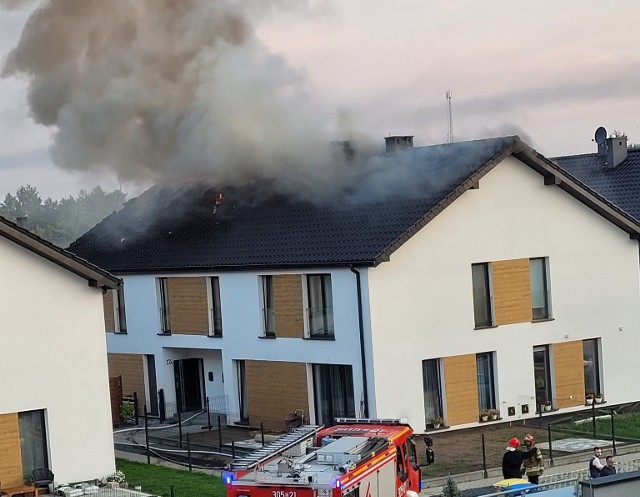 Z  ogniem walczyło 8 zastępów strażaków.