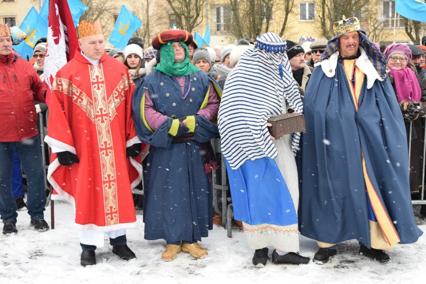 Orszak Trzech Króli w Ostrowcu Świętokrzyskim. Ulicami miasta przeszedł barwny tłum [WIDEO, ZDJĘCIA] 