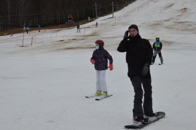 W piątek, 4 grudnia otwarty został stok narciarski w Bałtowskim Kompleksie Turystycznym. Przez cały weekend zjeżdżali tam miłośnicy nart i snowboardu, spragnieni wrażeń po wielu miesiącach oczekiwania. Zabawa była przednia nawet w niedzielę, gdy warunki nie były już tak dobre jak zaraz po otwarciu.Zobaczcie galerę zdjęć>>>