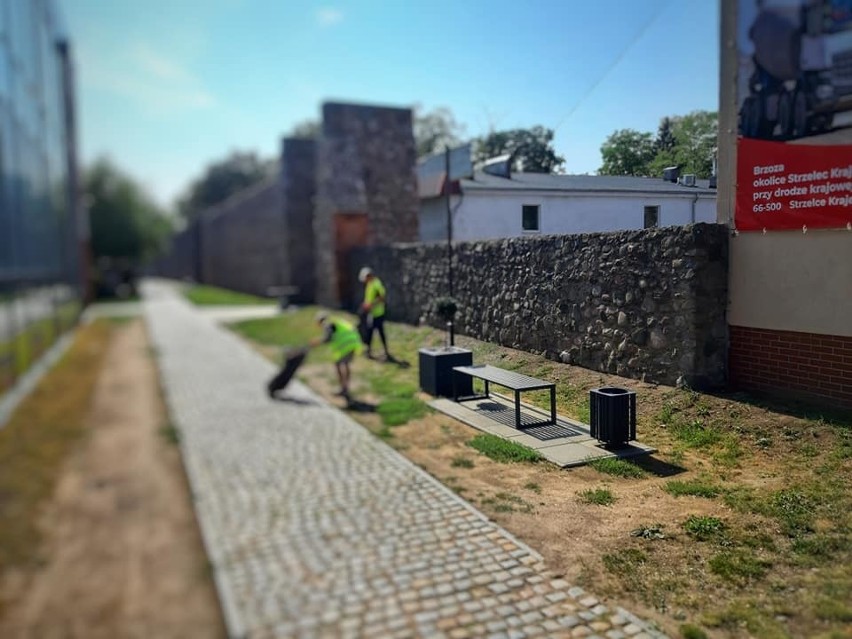 Chłopcy dostali odblaskowe kamizelki, rękawice i worki na...