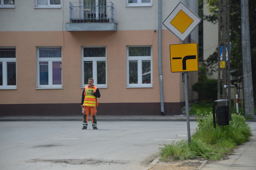 Co się dzieje na ul. Cezaka w Zgierzu? Korki sięgają pół kilometra... GALERIA ZDJĘĆ