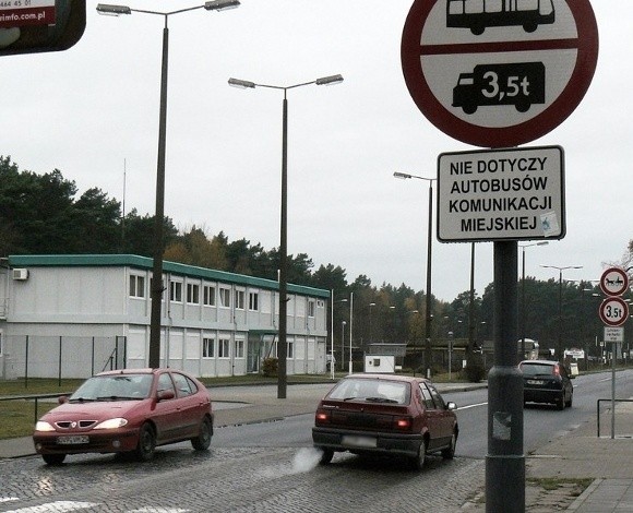 Organizatorzy wycieczek autokarowych czują się gorsi. &#8211; Miejskie autobusy przejeżdżają, a my nie możemy &#8211; mówią. &#8211; Ten zakaz to anachronizm,który powinien być zniesiony.