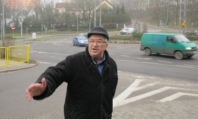 Mogliby zrobić wyjazd na rondo z ul. Podmiejskiej Bocznej. Bo i tak mnóstwo samochodów ignoruje zakaz i tędy jeździ - tiwerdzi Stefan Paluszek, który zaprosił nas na swoją ulicę.