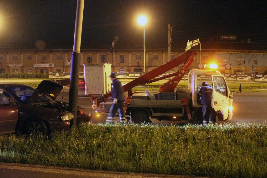 Wypadek na Włókniarzy w Łodzi. Kierowca wjechał w latarnię [ZDJĘCIA]