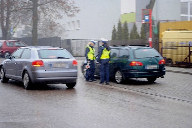 Policjanci za popełnione wykroczenia ukarali mandatami karnymi 32 kierujących, w tym 14 za przekroczenie dozwolonej prędkości.