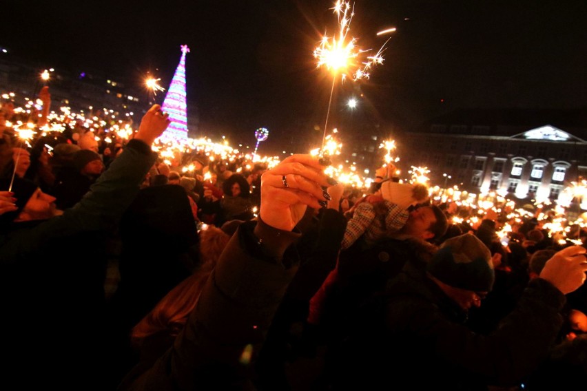 Punktualnie o godzinie 20.00 kilka tysięcy rąk wzniosło...