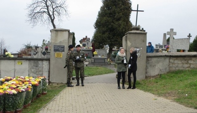 Przy cmentarzu w Staszowie ponownie zobaczymy kwestujących uczniów i wolontariuszy Związku Strzeleckiego.
