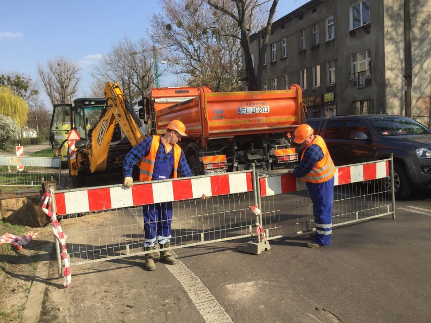 Awaria na ulicy Lutomierskiej. Zwężenie pasa i utrudnienia mogą potrwać także w nocy [ZDJĘCIA]