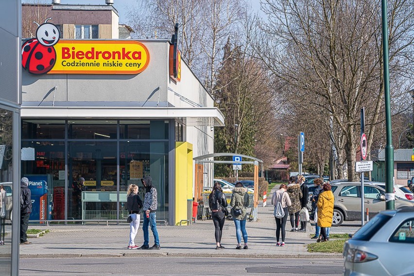 Nowy Sącz. Nowe rządowe obostrzenia sprawiły, że pod sklepami ustawiają się kolejki [ZDJECIA]