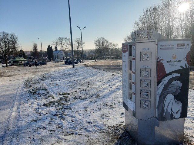 Tajemnicze urządzenie pojawiło się przed cmentarzem parafialnym w Bychawie (powiat lubelski). W specjalnym automacie odwiedzający groby mogą kupić znicz lub wkład.