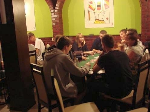 Klub pokerowy przyciąga młodych ludzi