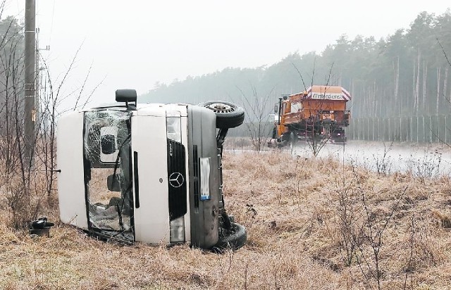 W poniedziałek na drogach zrobiła się "szklanka".. Na ,,starej trójce&#8221; koło Zielonej Góry kierowca mercedesa busa wpadł w poślizg i wyleciał z drogi.