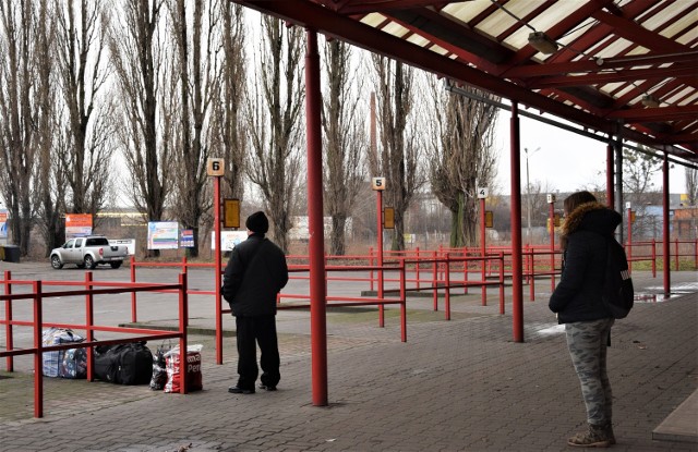 W weekendy dworzec PKS w Grudziądzu jest zamknięty. Pasażerowie czekają na autobusy marznąc na peronach 
