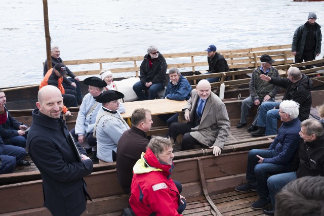 Sygnatariusze porozumienia na pokładach tradycyjnych drewnianych wiślanych łodzi wypływają na rzekę, by dopełnić znaczącego aktu