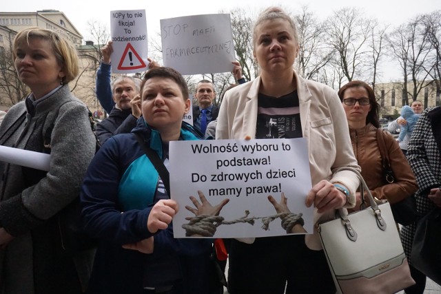 Protest przeciwko obowiązkowi szczepień w Poznaniu