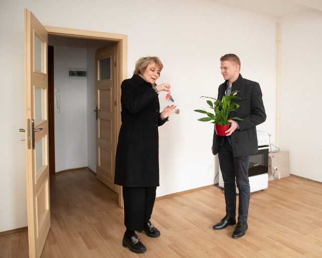 Jakub, student Politechniki Łódzkiej, zamieszka przy Radwańskiej 27. Właśnie odebrał klucze od prezydent Łodzi Hanny Zdanowskiej.