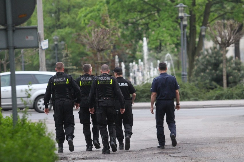 Knurów po śmierci kibica: Na razie spokojnie. Ale policja pozostaje w gotowości [ZDJĘCIA]