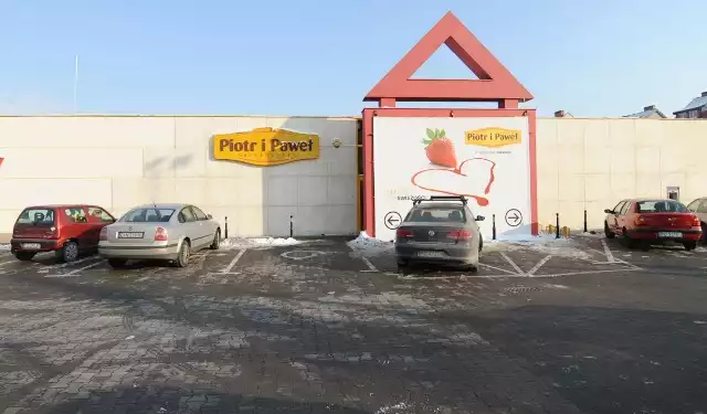 Przy ul. Gronowej w 1995 roku powstał pierwszy całodobowy supermarket Piotr i Paweł