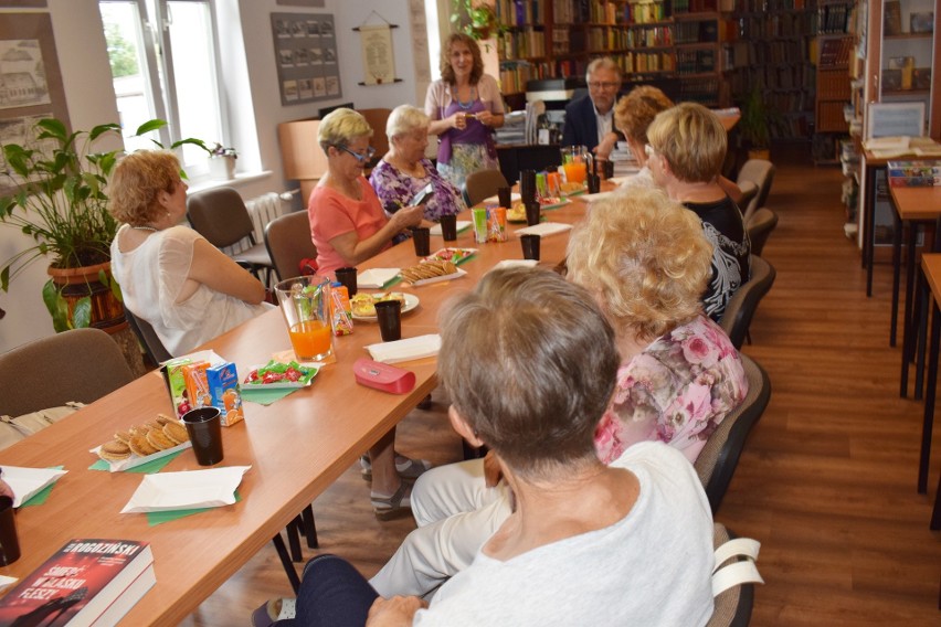 Lipcowe spotkanie o książkach w miasteckiej bibliotece. Gościem był Konrad Remelski (zdjęcia)