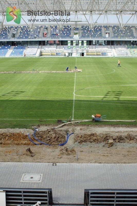 Stadion Miejski w Bielsku-Białej przesuwa.... murawę [ZDJĘCIA]