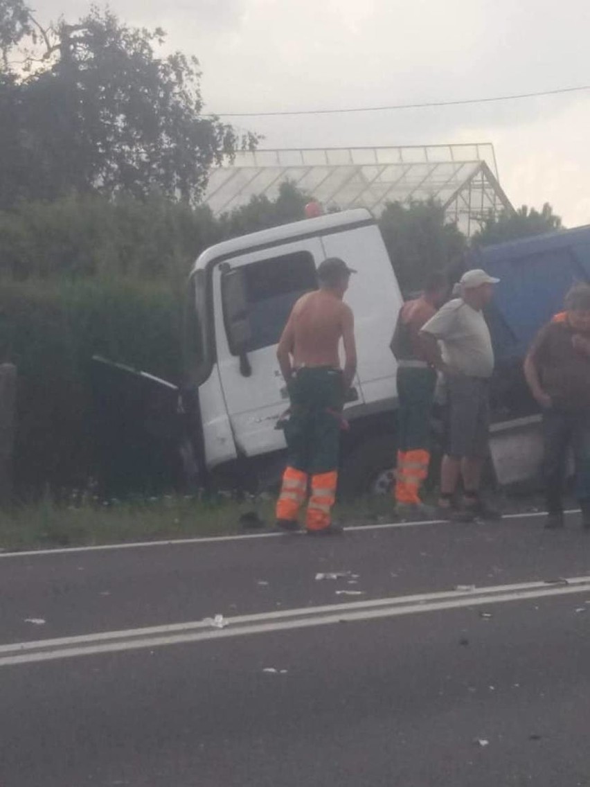 Groźnie na DK 11 w Sierakowie Śląskim. Zderzenie dwóch ciężarówek i osobowego bmw ZDJĘCIA