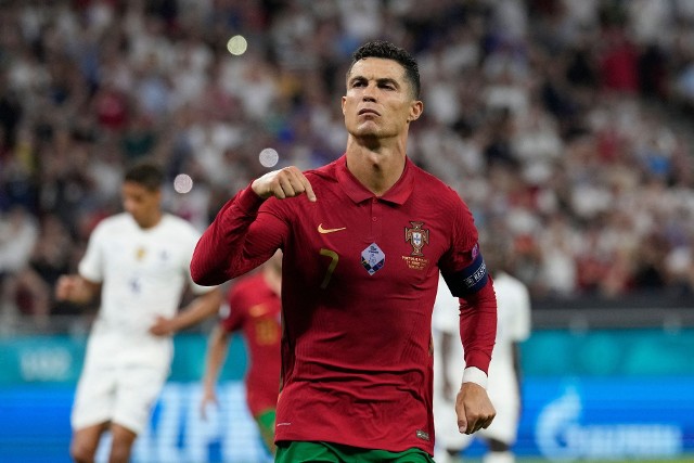 Cristiano Ronaldo w październikowych meczach reprezentacji Portugalii strzelił 4 gole. Wyśrubował tym samym rekord trafień na arenie międzynarodowej do 115. Sprawdziliśmy, jak radzą sobie w tej klasyfikacji aktywni piłkarze. W TOP 10 są m.in. Robert Lewandowski i Leo Messi. Ilu trafień brakuje im do CR7?Uruchom i przeglądaj galerię klikając ikonę "NASTĘPNE >", strzałką w prawo na klawiaturze lub gestem na ekranie smartfonu