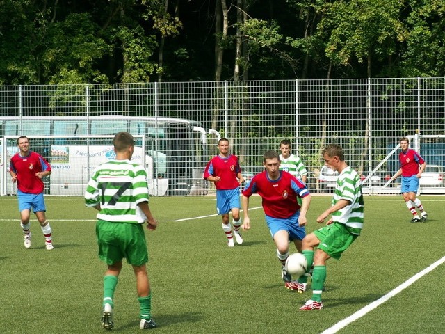 Pilkarze slupskiego Gryfa 95 w 4. kolejce IV ligi Pomorze przegrali w Gdansku z rezerwami Lechii 1:2 (1:1). Slupszczanie pechowo tracili gole w ostatnich minutach obu cześci gry.