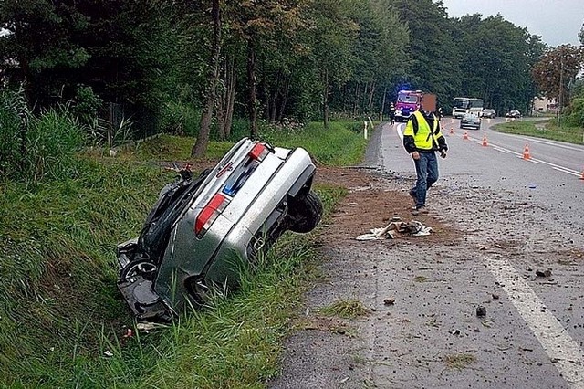 Policjanci uratowali mężczyznę z płonącego saabaZe wstępnych ustaleń policji wynika, że 30-letni mieszkaniec Kolbuszowej na łuku drogi Radom - Rzeszów stracił panowanie nad pojazdem, zjechał do rowu i uderzył w betonowy przepust. Na skutek uderzenia samochód stanął w płomieniach.