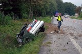 Policjanci uratowali mężczyznę z płonącego saaba